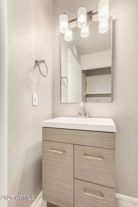 Bath - 529 E Taro Ln, Phoenix, AZ 85024 photo 1 of 5