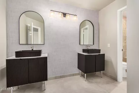 Bath - 529 E Taro Ln, Phoenix, AZ 85024 photo 2 of 5