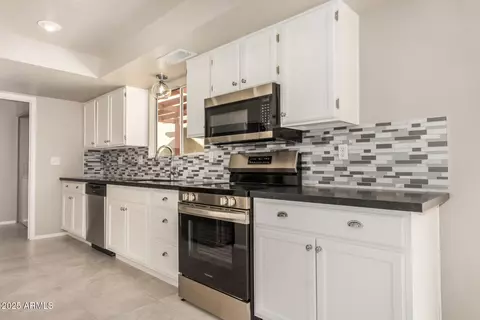 Kitchen - 529 E Taro Ln, Phoenix, AZ 85024 photo 2 of 3