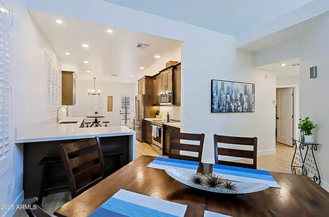 Dining - 4039 E Paradise Dr, Phoenix, AZ 85028 photo 2 of 4
