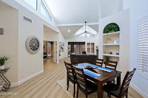 Dining - 4039 E Paradise Dr, Phoenix, AZ 85028 photo 3 of 4