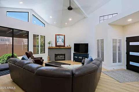 Living - 4039 E Paradise Dr, Phoenix, AZ 85028 photo 2 of 4
