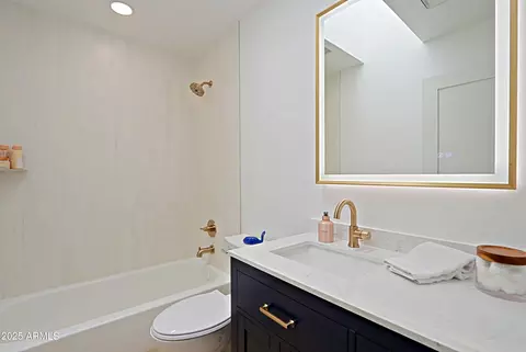 Bath - 4039 E Paradise Dr, Phoenix, AZ 85028 photo 6 of 9