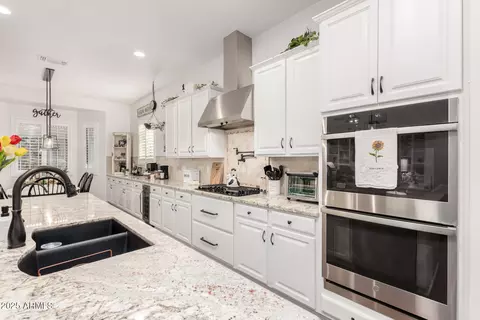 Kitchen - 2879 E Austin Dr, Gilbert, AZ 85296 photo 4 of 5