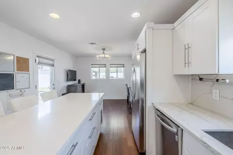 Kitchen - 4402 E Montecito Ave, Phoenix, AZ 85018 photo 5 of 7