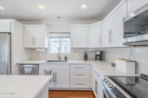 Kitchen - 4402 E Montecito Ave, Phoenix, AZ 85018 photo 3 of 7