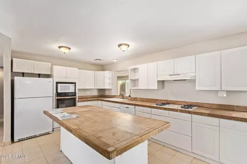 Kitchen - 18402 N 17th Ave, Phoenix, AZ 85023 photo 2 of 3