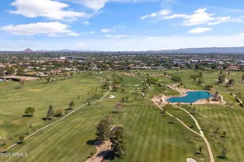 View/Area - 2 Biltmore Est #313, Phoenix, AZ 85016 photo 2 of 9