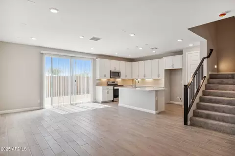 5859 E Covey Ln, Phoenix, AZ 85054 photo 2