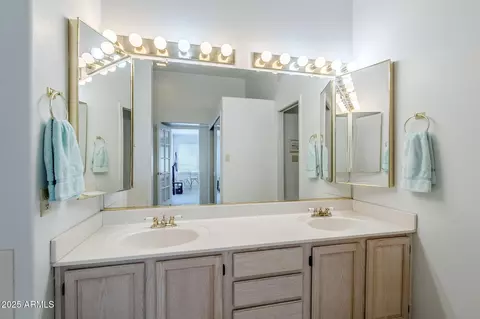 Bath - 2629 E Verbena Dr, Phoenix, AZ 85048 photo 2 of 5
