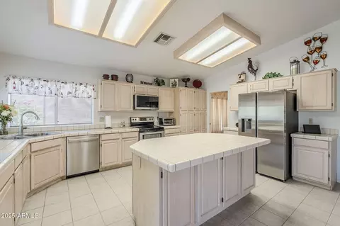 Kitchen - 2629 E Verbena Dr, Phoenix, AZ 85048 photo 2 of 7