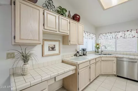 Kitchen - 2629 E Verbena Dr, Phoenix, AZ 85048 photo 4 of 7