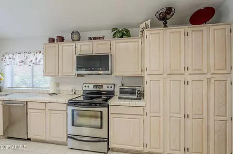 Kitchen - 2629 E Verbena Dr, Phoenix, AZ 85048 photo 6 of 7
