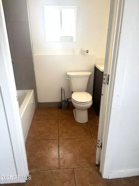 Bath - 2562 E Wier Ave, Phoenix, AZ 85040 photo 1 of 1