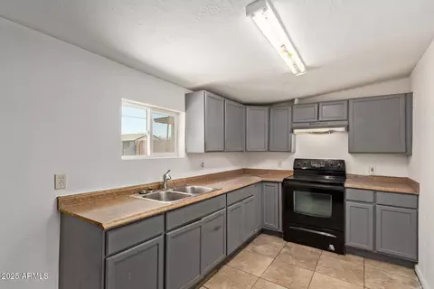Kitchen - 2562 E Wier Ave, Phoenix, AZ 85040 photo 1 of 3