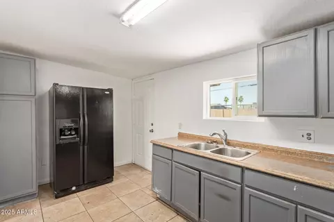 Kitchen - 2562 E Wier Ave, Phoenix, AZ 85040 photo 3 of 3