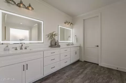 Bath - 3834 E Clarendon Ave, Phoenix, AZ 85018 photo 1 of 7