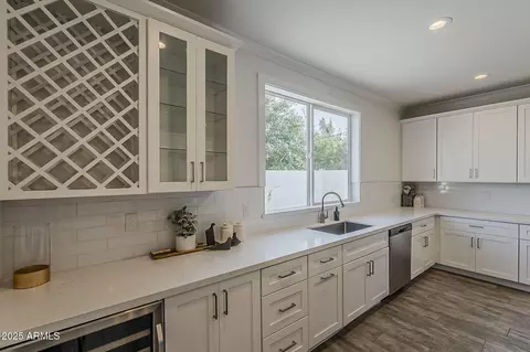 Kitchen - 3834 E Clarendon Ave, Phoenix, AZ 85018 photo 3 of 7