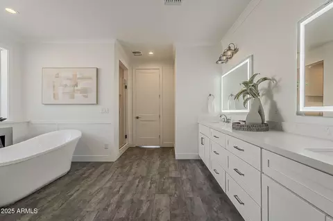 Bath - 3834 E Clarendon Ave, Phoenix, AZ 85018 photo 5 of 7