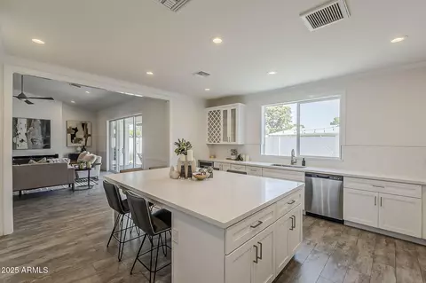 Kitchen - 3834 E Clarendon Ave, Phoenix, AZ 85018 photo 7 of 7