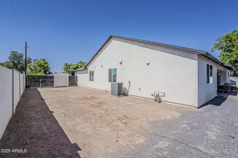 Exterior - 3834 E Clarendon Ave, Phoenix, AZ 85018 photo 10 of 14