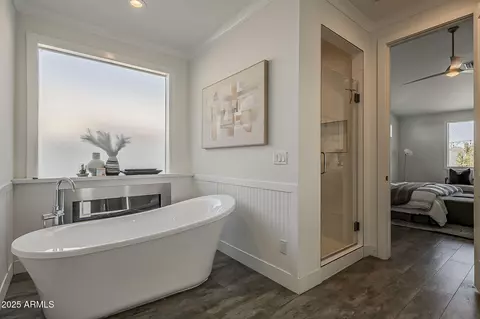 Bath - 3834 E Clarendon Ave, Phoenix, AZ 85018 photo 3 of 7