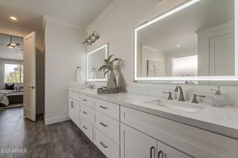 Bath - 3834 E Clarendon Ave, Phoenix, AZ 85018 photo 2 of 7
