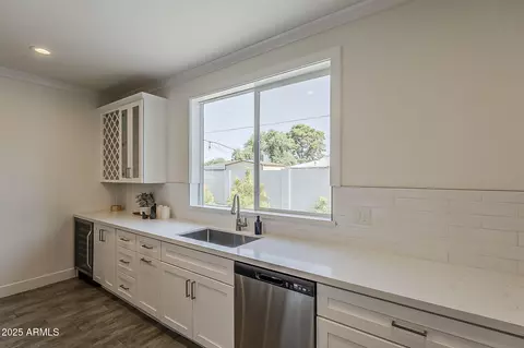 Kitchen - 3834 E Clarendon Ave, Phoenix, AZ 85018 photo 4 of 7