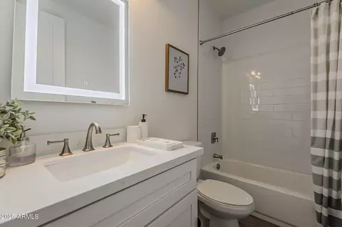Bath - 3834 E Clarendon Ave, Phoenix, AZ 85018 photo 7 of 7