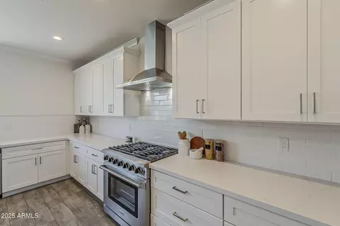Kitchen - 3834 E Clarendon Ave, Phoenix, AZ 85018 photo 6 of 7