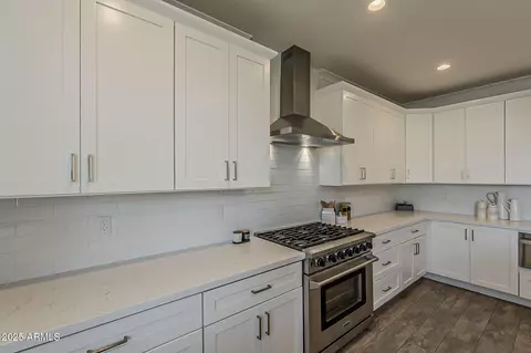 Kitchen - 3834 E Clarendon Ave, Phoenix, AZ 85018 photo 5 of 7