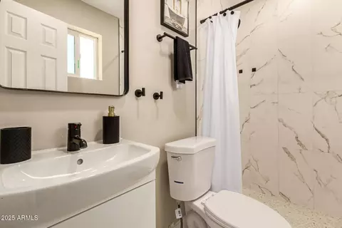 Bath - 3302 N 40th Dr, Phoenix, AZ 85019 photo 1 of 1