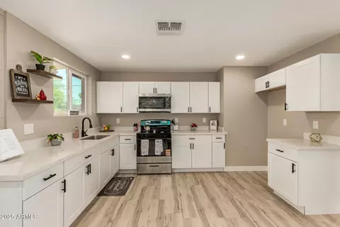 Kitchen - 3302 N 40th Dr, Phoenix, AZ 85019 photo 1 of 4