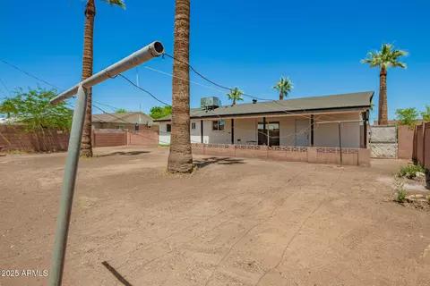 Exterior - 3302 N 40th Dr, Phoenix, AZ 85019 photo 6 of 8