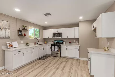 Kitchen - 3302 N 40th Dr, Phoenix, AZ 85019 photo 2 of 4