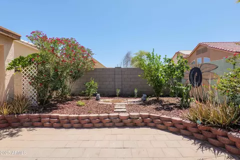 Exterior - 725 W Beth Dr, Phoenix, AZ 85041 photo 3 of 4