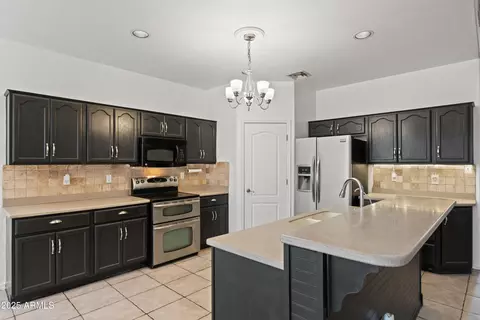 Kitchen - 725 W Beth Dr, Phoenix, AZ 85041 photo 2 of 4