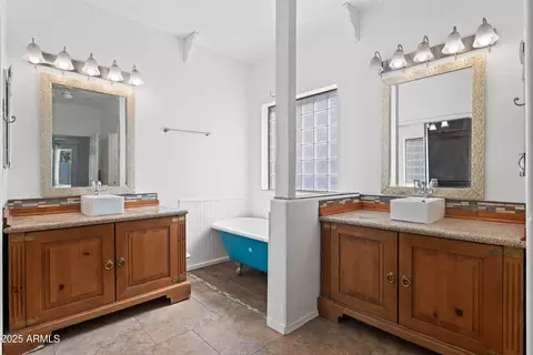 Bath - 725 W Beth Dr, Phoenix, AZ 85041 photo 1 of 6