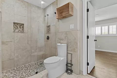 Bath - 5525 E Thomas Rd #K16, Phoenix, AZ 85018 photo 2 of 3