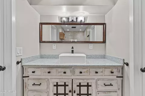 Bath - 5525 E Thomas Rd #K16, Phoenix, AZ 85018 photo 1 of 3