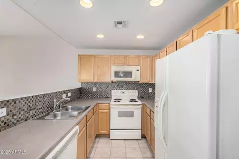 Kitchen - 3150 E Beardsley Rd #1091, Phoenix, AZ 85050 photo 2 of 2