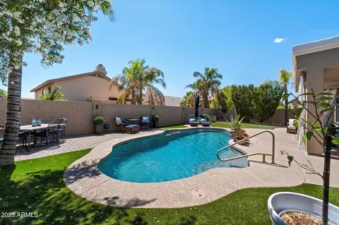 4569 E Lariat Ln, Phoenix, AZ 85050 photo 9