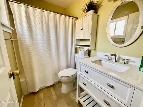 Bath - 2537 E Hazelwood St, Phoenix, AZ 85016 photo 1 of 2
