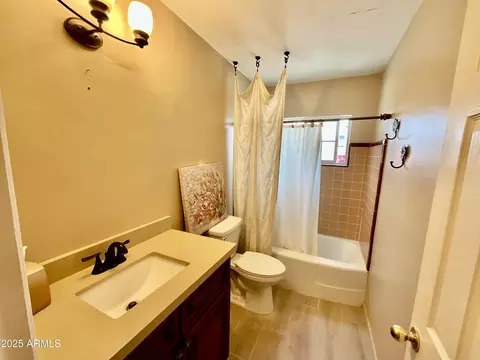 Bath - 2537 E Hazelwood St, Phoenix, AZ 85016 photo 2 of 2