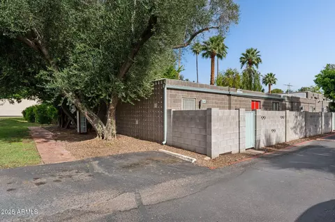 Exterior - 1101 E Bethany Home Rd #1, Phoenix, AZ 85014 photo 3 of 17