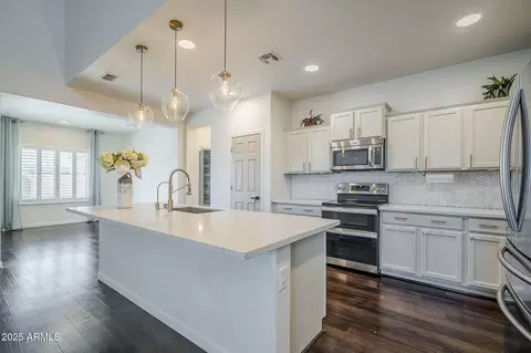 Kitchen - 10925 E Toluca Ave, Mesa, AZ 85212 photo 4 of 9