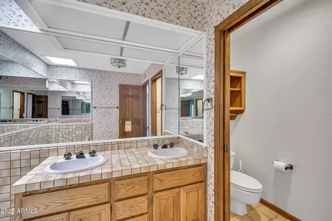 Bath - 7037 N 11th Dr, Phoenix, AZ 85021 photo 3 of 4