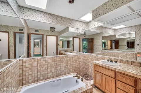 Bath - 7037 N 11th Dr, Phoenix, AZ 85021 photo 2 of 4