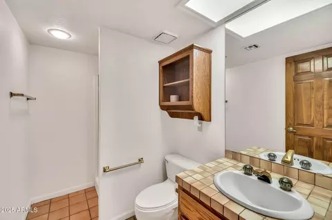Bath - 7037 N 11th Dr, Phoenix, AZ 85021 photo 4 of 4