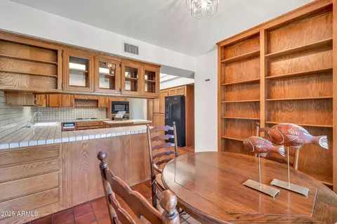 Dining - 7037 N 11th Dr, Phoenix, AZ 85021 photo 1 of 2